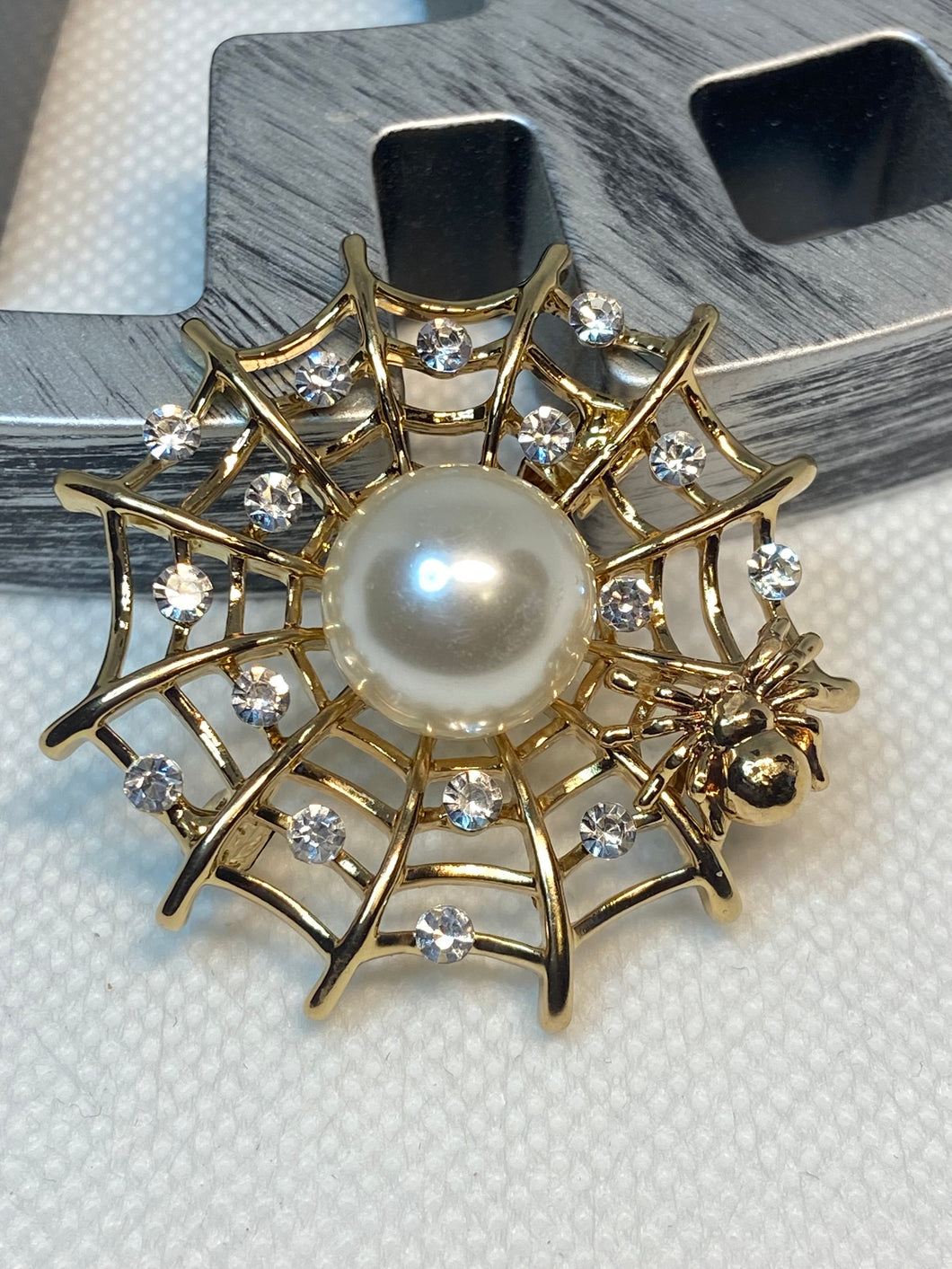 Brooch (Pin): Pearl in the Web